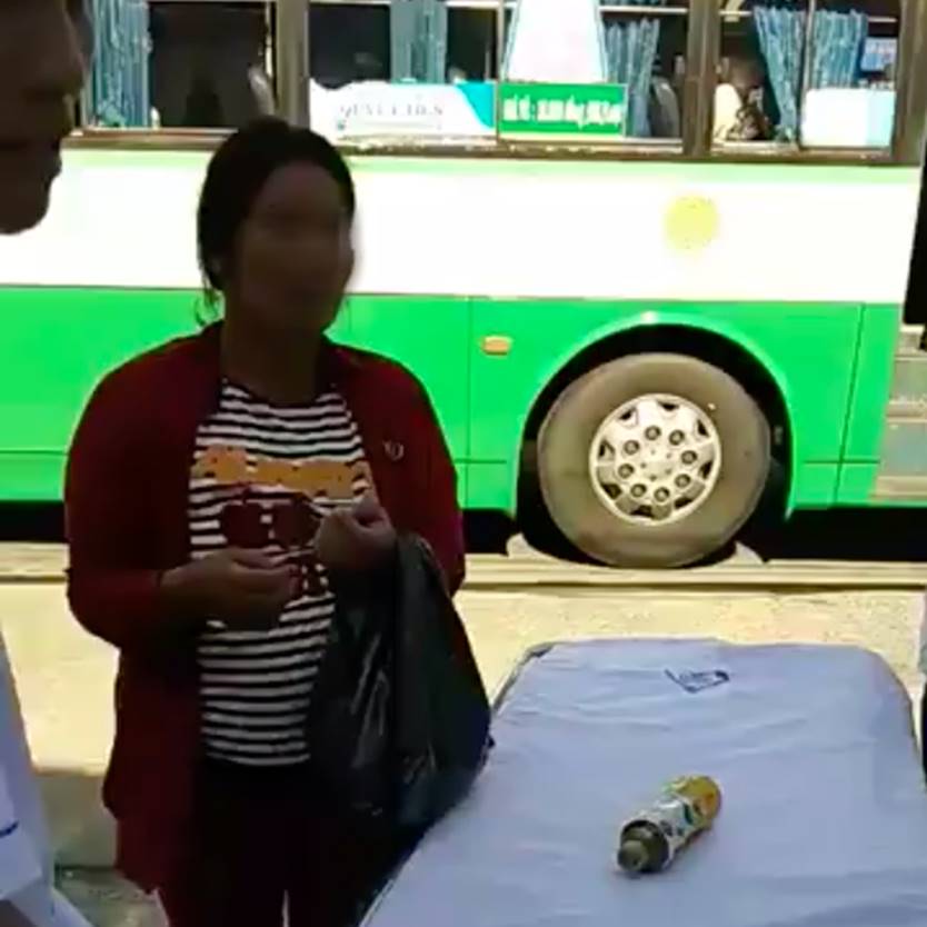Hành khách cùng tài xế xe buýt chung tay quyên góp 4 triệu đồng, cuối cùng phát hiện thai phụ dùng... bụng mỡ để lừa đảo-3