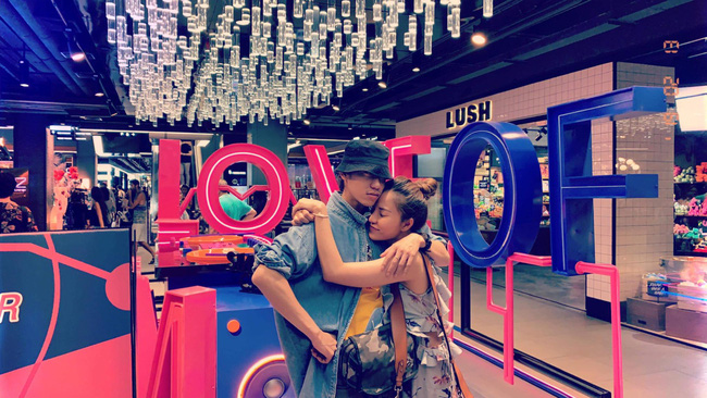 Hậu Valentine, Linh Chi và Lý Phương Châu lại thành tâm điểm khi một người khoe quà xa xỉ, một người chỉ có hoa và sô cô la-4