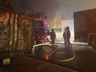 Cháy lớn xuyên đêm tại khu xưởng ở TP.HCM, hàng chục cảnh sát thức trắng đêm dập lửa