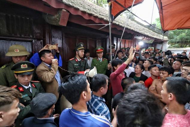 Trăm thanh niên vây kín đền Hiền Quan đòi cướp phết mặc lệnh dừng-9