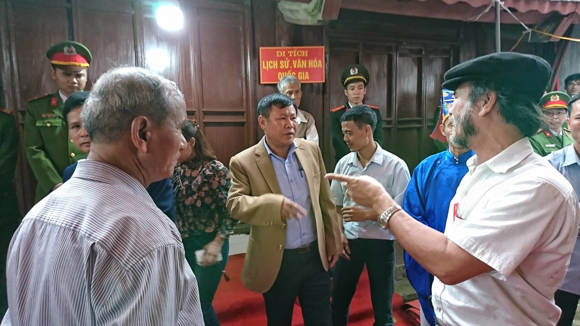 Trăm thanh niên vây kín đền Hiền Quan đòi cướp phết mặc lệnh dừng-3