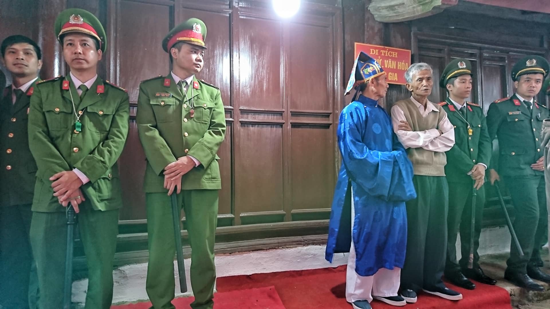 Trăm thanh niên vây kín đền Hiền Quan đòi cướp phết mặc lệnh dừng-1