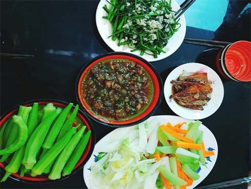 Nấu xong mâm cơm ngon lành mà chồng mải chơi game không ăn, vợ đã hành động 'cực phũ' khiến chị em tranh cãi vô hồi