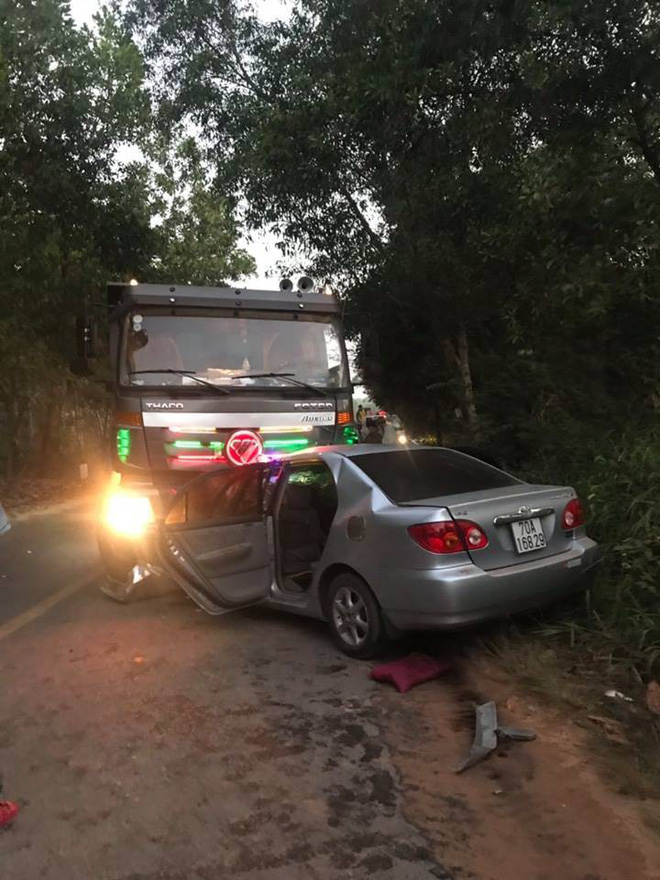 Xe con đối đầu xe tải, hiện trường vụ tai nạn khiến những người chứng kiến ám ảnh-1