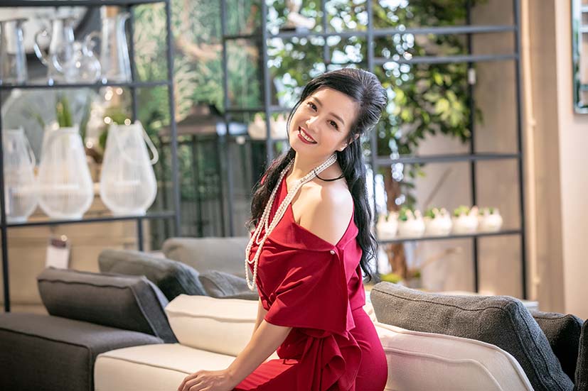 NSƯT Chiều Xuân U60 vẫn gây bất ngờ khi khoe vai trần gợi cảm-1