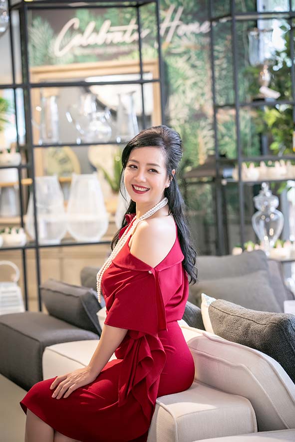 NSƯT Chiều Xuân U60 vẫn gây bất ngờ khi khoe vai trần gợi cảm-4