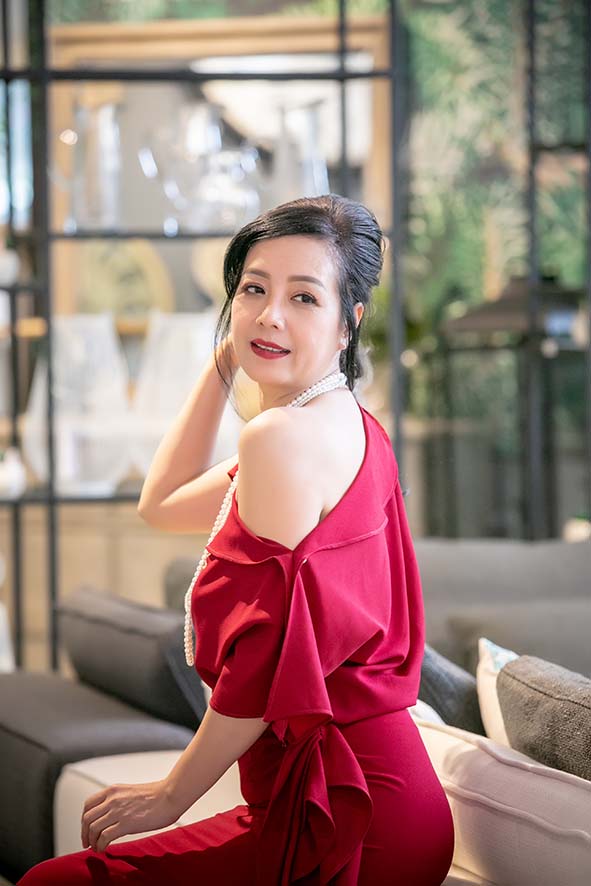 NSƯT Chiều Xuân U60 vẫn gây bất ngờ khi khoe vai trần gợi cảm-2