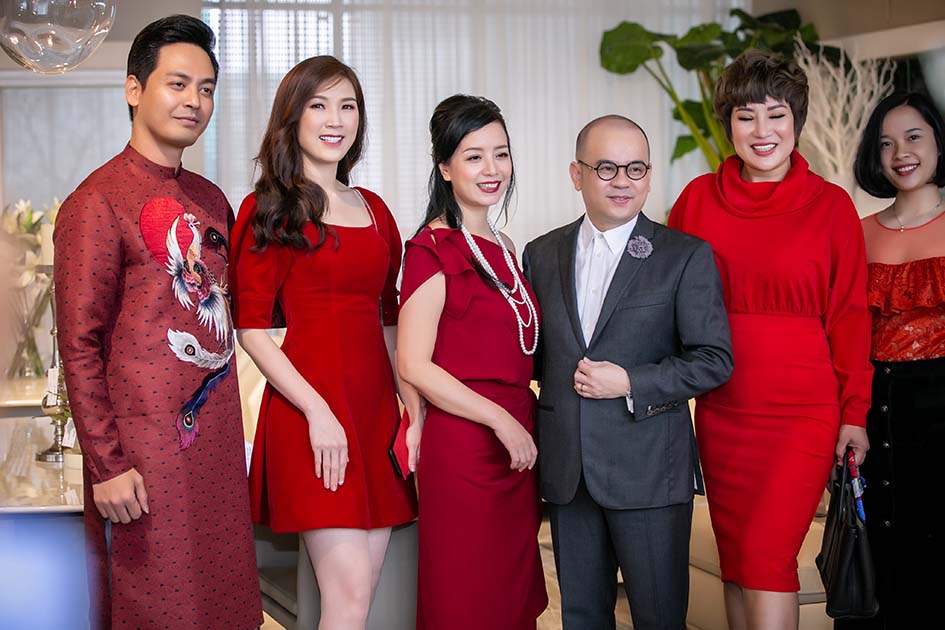 NSƯT Chiều Xuân U60 vẫn gây bất ngờ khi khoe vai trần gợi cảm-7