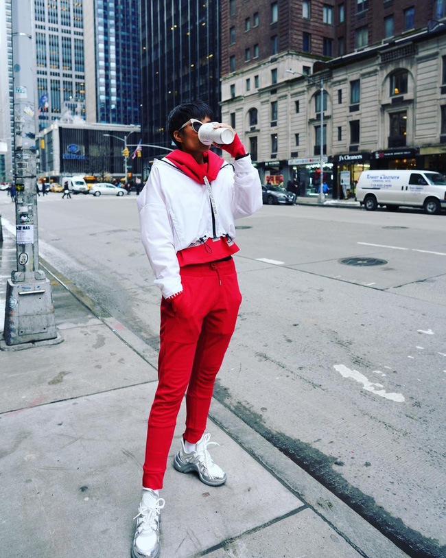 Hòa theo xu hướng, Hoa hậu HHen Niê cũng sắm thêm cho mình một đôi sneaker gần 30 triệu-1