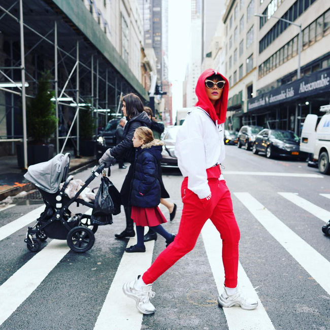 Hòa theo xu hướng, Hoa hậu HHen Niê cũng sắm thêm cho mình một đôi sneaker gần 30 triệu-2