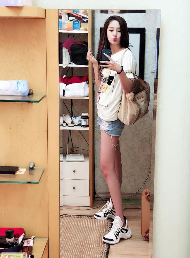 Hòa theo xu hướng, Hoa hậu HHen Niê cũng sắm thêm cho mình một đôi sneaker gần 30 triệu-4