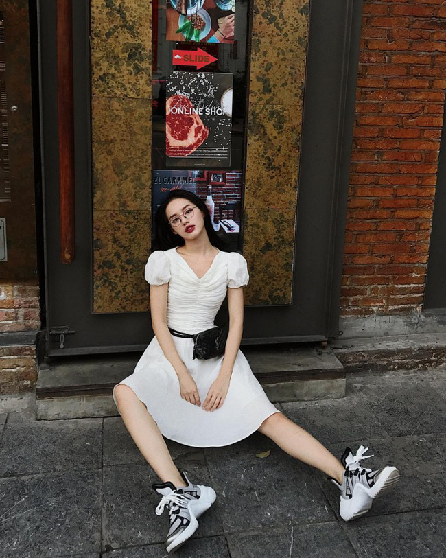 Hòa theo xu hướng, Hoa hậu HHen Niê cũng sắm thêm cho mình một đôi sneaker gần 30 triệu-7