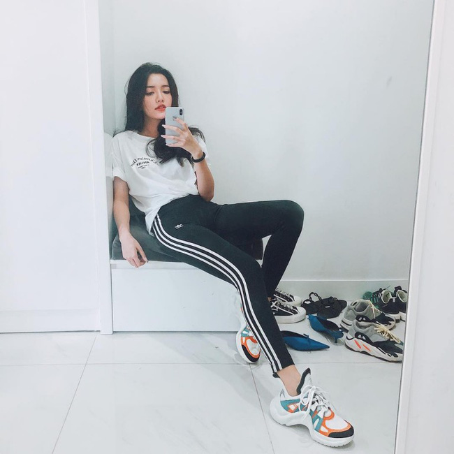 Hòa theo xu hướng, Hoa hậu HHen Niê cũng sắm thêm cho mình một đôi sneaker gần 30 triệu-8