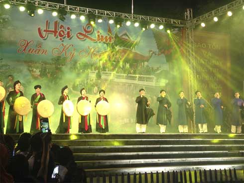 CLIP: Cụ ông lãng tai sang đường khiến tài xế phanh cháy bánh và khoảnh khắc gây hồi hộp-1