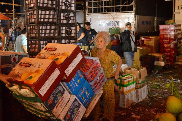 Cụ bà 75 tuổi kiếm sống bằng nghề bốc vác và ước mơ đau đáu trước lúc lìa đời-1