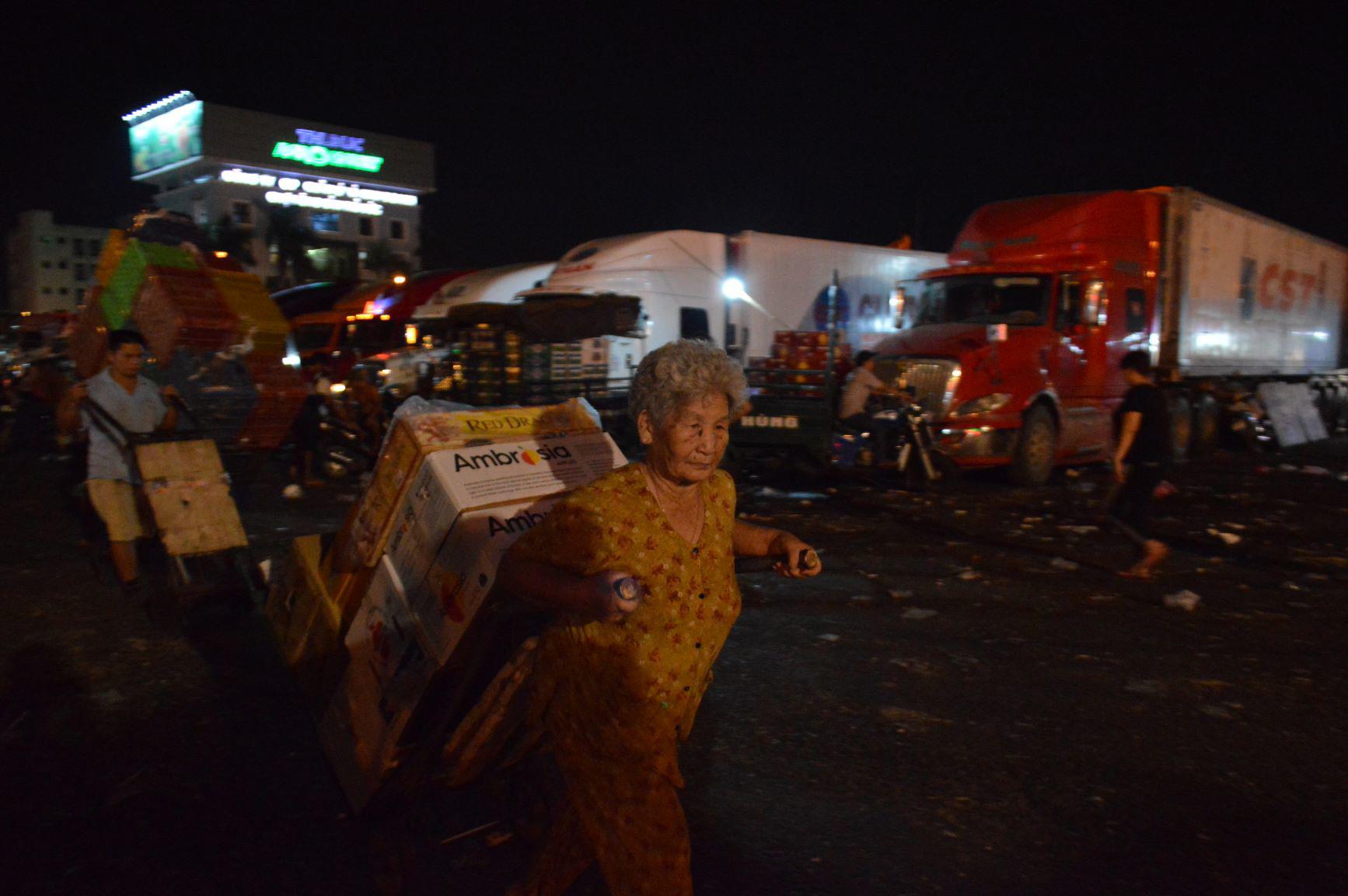 Cụ bà 75 tuổi kiếm sống bằng nghề bốc vác và ước mơ đau đáu trước lúc lìa đời-2