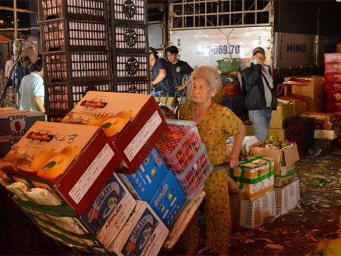 Ngồi trên tảng băng chụp tự sướng kiểu nữ hoàng băng giá, cụ bà bị sóng đánh dạt ra biển-3