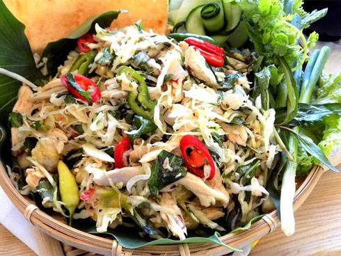 Nộm gà xé phay đơn giản, dễ làm lại giòn ngon, thanh mát vừa mang ra đã hết