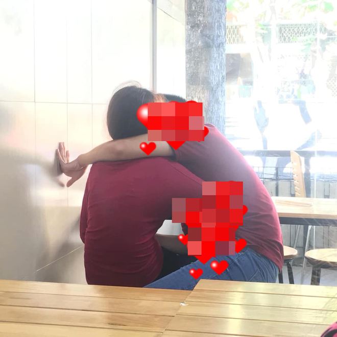 Trong quán trà sữa, bàn tay hư của chàng trai cùng bạn gái khiến nhiều người đỏ mặt-1