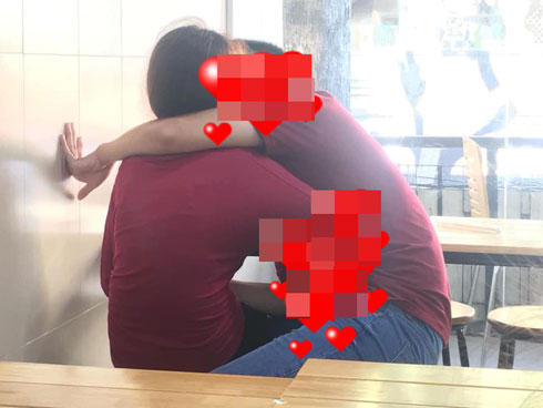 Giữa ánh mắt hình viên đạn của bao người trong quán ăn ở phố đi bộ, cặp đôi vô tư hôn hít, sờ soạng nhau-2