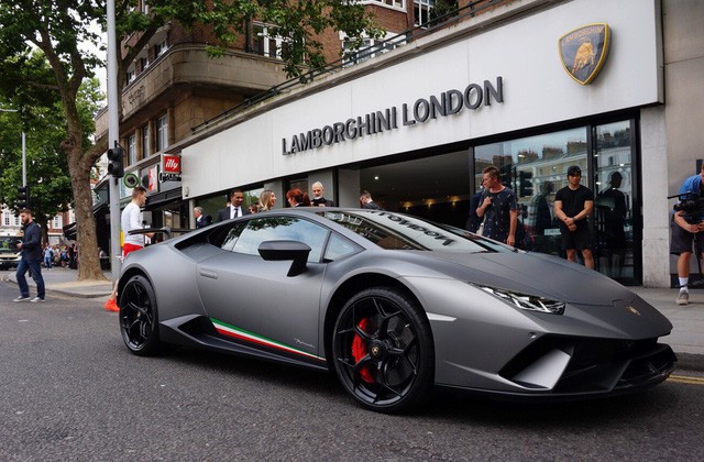 Lời trần tình của nhân viên bán Lamborghini: Đừng đuổi một cậu bé 19 tuổi ra khỏi showroom-2