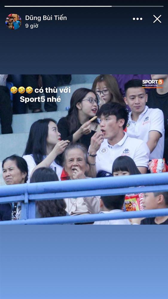 Phải ngồi ghế khán giả cùng Nhật Lê xem CLB nhà thi đấu đã không vui, Bùi Tiến Dũng còn bị soi khoảnh khắc kém sang-1