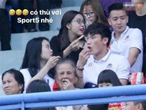 Phải ngồi ghế khán giả cùng Nhật Lê xem CLB nhà thi đấu đã không vui, Bùi Tiến Dũng còn bị soi khoảnh khắc 'kém sang' Phải ngồi ghế khán giả cùng Nhật Lê xem CLB nhà thi đấu đã không vui, Bùi Tiến Dũng còn bị soi khoảnh khắc 'kém sang'