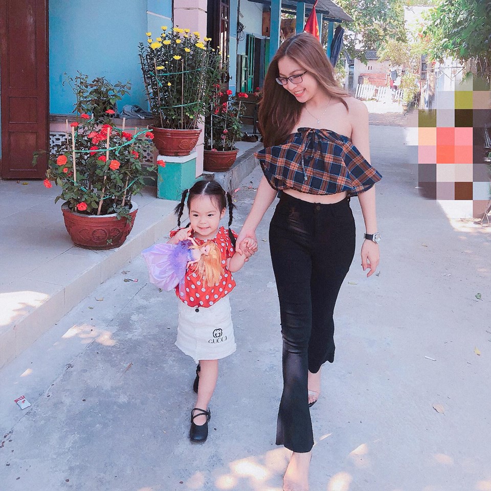 Tội cho Nhật Lê, mặc hơi sexy 1 tý đã bị netizen nhắc nhở: Anh Quang Hải nổi lên là chị bắt đầu thiếu vải”-2