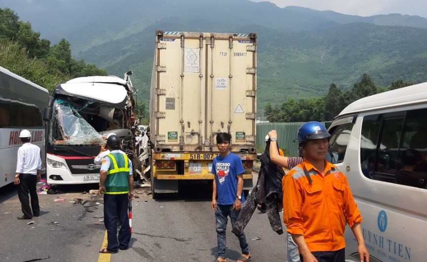 Nóng: Ô tô khách chở đoàn du lịch đấu đầu container, 11 người bị thương-1