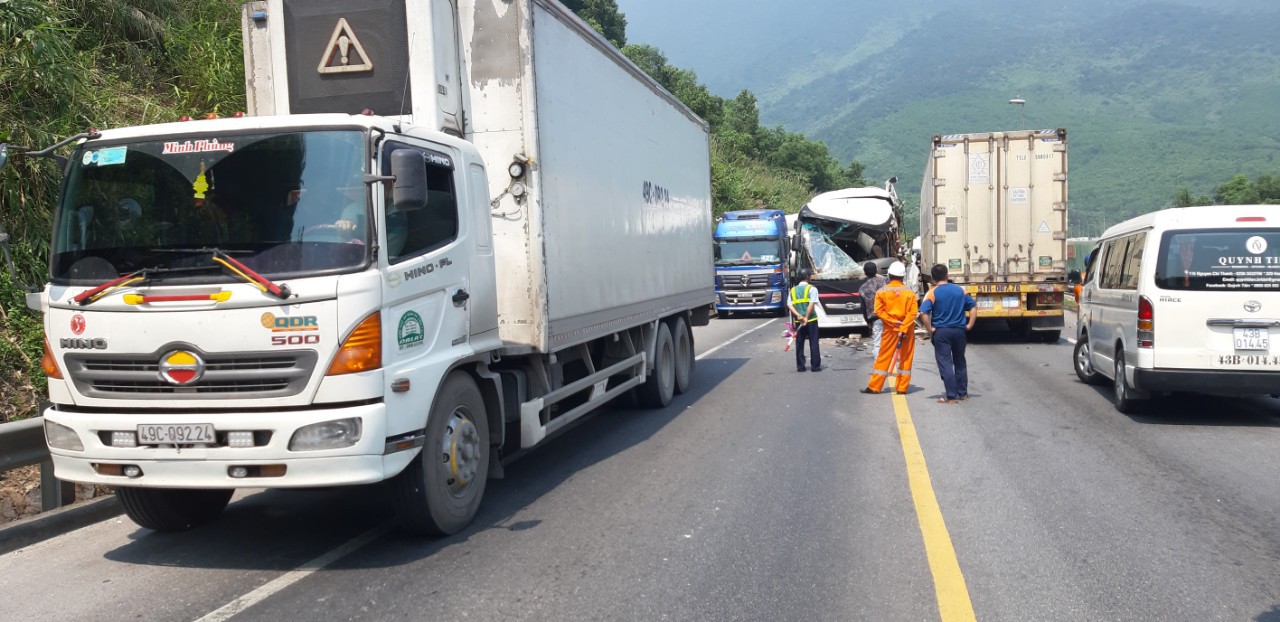 Nóng: Ô tô khách chở đoàn du lịch đấu đầu container, 11 người bị thương-2