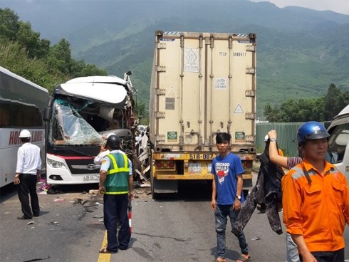Nóng: Ô tô khách chở đoàn du lịch đấu đầu container, 11 người bị thương