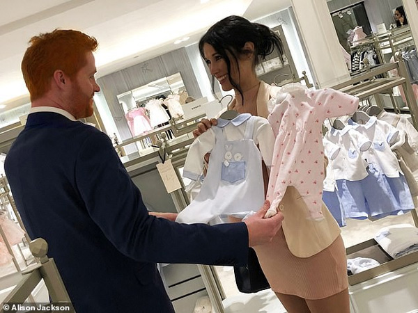 Người hâm mộ phát sốt với hình ảnh Meghan đi khám thai, Harry giúp vợ bầu tập yoga và em bé sắp chào đời phá vỡ kỷ lục này của Hoàng gia Anh-2