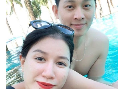 Ngày sinh nhật được chồng tặng hẳn cọc tiền USD, Trang Trần lại bật khóc vì... 'ức'
