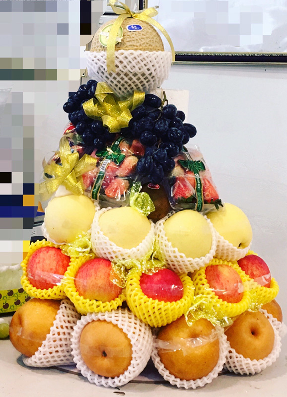 Mâm quả ngoại cao 1 mét giá 10 triệu: Đại gia khệ nệ dâng lễ Rằm tháng Giêng-1