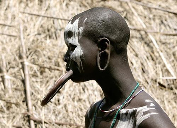 Nơi có những hủ tục bi hài khiến cô dâu chú rể bị hành hạ dã man trong ngày cưới-2