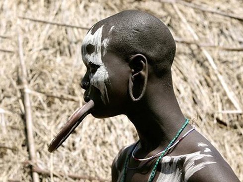 Nơi có những hủ tục bi hài khiến cô dâu chú rể bị hành hạ dã man trong ngày cưới