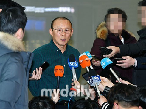 Ơn giời cuối cùng thầy Park đã trở lại Việt Nam: Vị HLV phải đẩy hành lý cao ngất ngưởng vượt qua vòng vây người hâm mộ-2