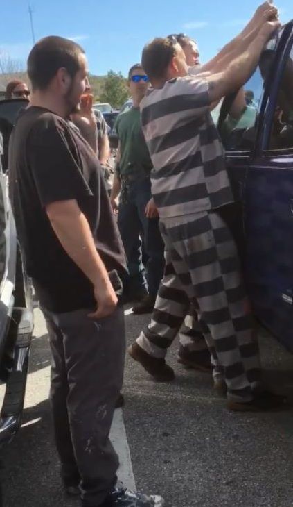 Thấy đứa trẻ thoi thóp thở trong chiếc xe hơi, 5 tù nhân vừa được thả đã lập công nhờ hành động nhanh trí này-2