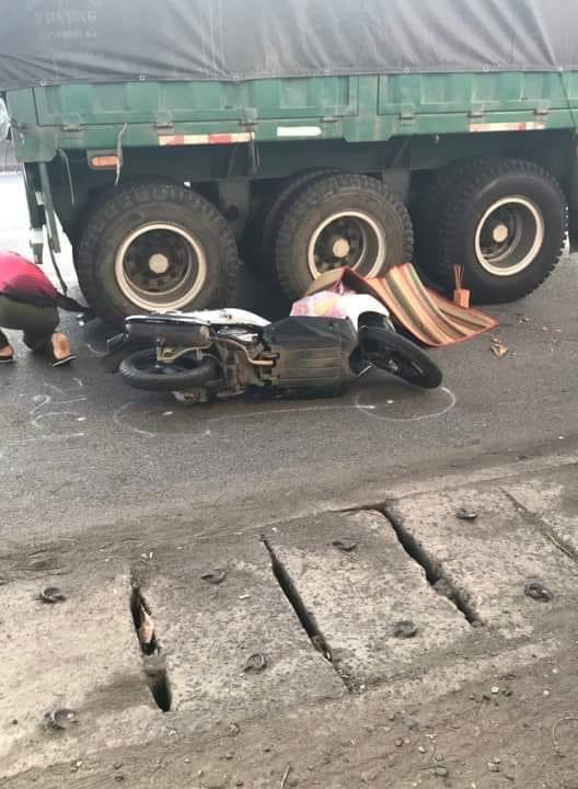 Va chạm với xe container, người phụ nữ bị cán chết thảm-1