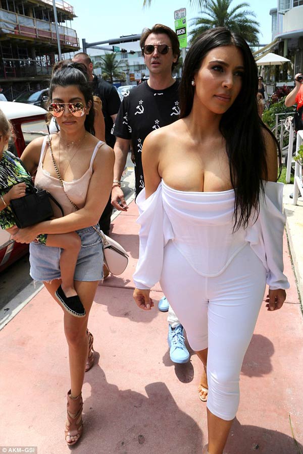 Ngực nặng trĩu như hai trái bom nhưng Kim Kardashian vẫn nghiện diện đầm bức tử vòng 1-3