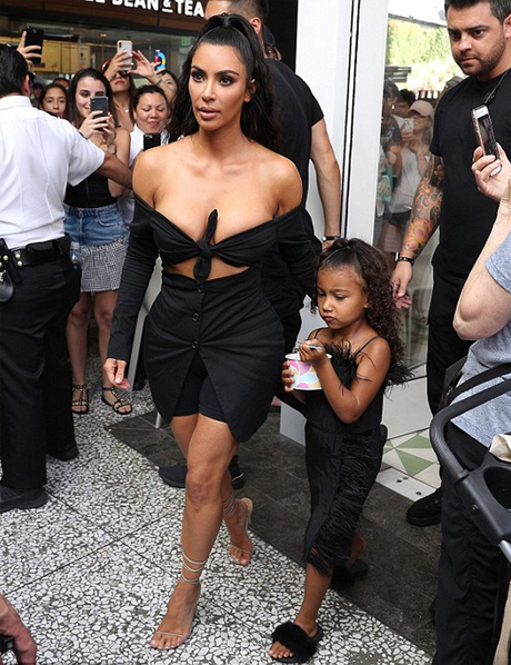 Ngực nặng trĩu như hai trái bom nhưng Kim Kardashian vẫn nghiện diện đầm bức tử vòng 1-10