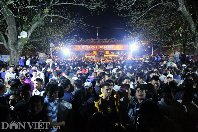 Ảnh: Hàng nghìn người chen lấn, xô đẩy sau lễ khai ấn đền Trần 2019-1