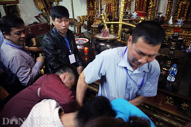 Ảnh: Hàng nghìn người chen lấn, xô đẩy sau lễ khai ấn đền Trần 2019-11