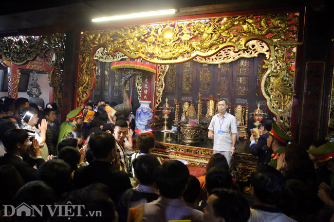 Ảnh: Hàng nghìn người chen lấn, xô đẩy sau lễ khai ấn đền Trần 2019-12