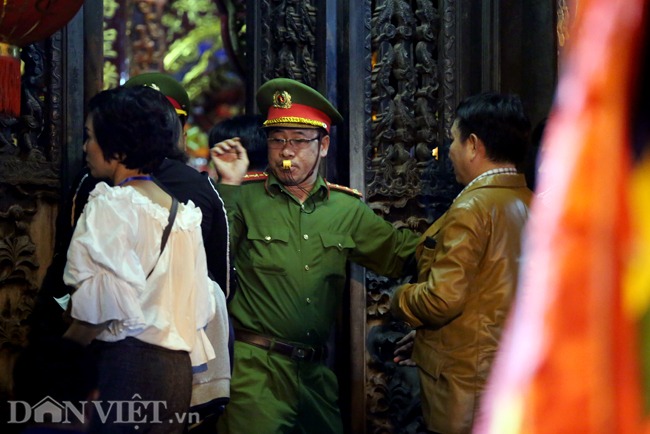 Ảnh: Hàng nghìn người chen lấn, xô đẩy sau lễ khai ấn đền Trần 2019-5