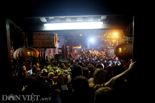 Ảnh: Hàng nghìn người chen lấn, xô đẩy sau lễ khai ấn đền Trần 2019-6