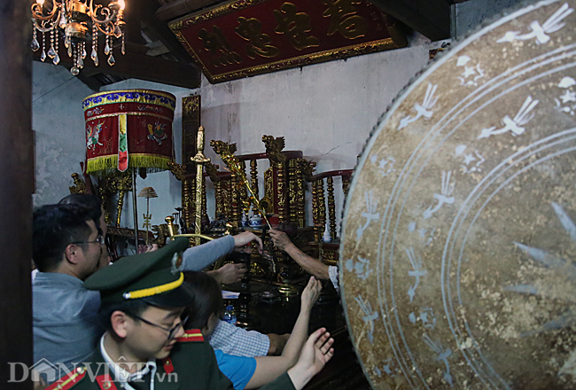 Ảnh: Hàng nghìn người chen lấn, xô đẩy sau lễ khai ấn đền Trần 2019-8