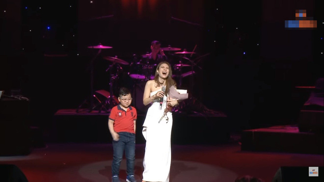 Mỹ Tâm quỳ gối bên cạnh cậu bé 4 tuổi: Đỉnh cao đẳng cấp là đây!-3