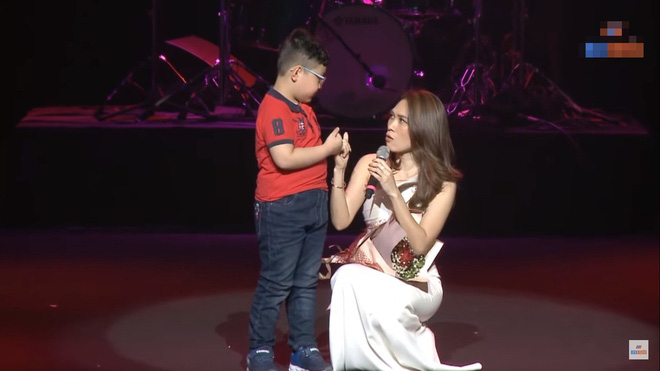 Mỹ Tâm quỳ gối bên cạnh cậu bé 4 tuổi: Đỉnh cao đẳng cấp là đây!-4