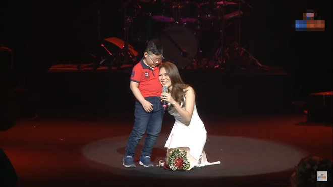 Mỹ Tâm quỳ gối bên cạnh cậu bé 4 tuổi: Đỉnh cao đẳng cấp là đây!-5